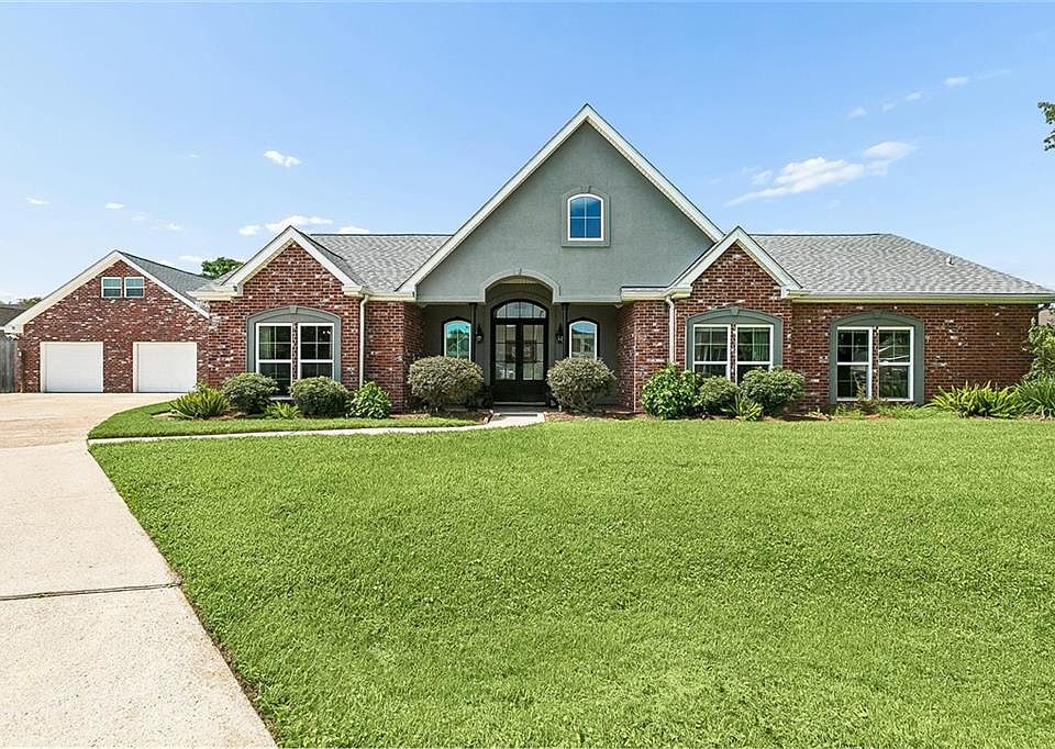 1st image of 141 Magnolia Ct