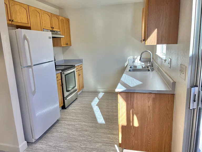 202 E J St #6 — Photo 4