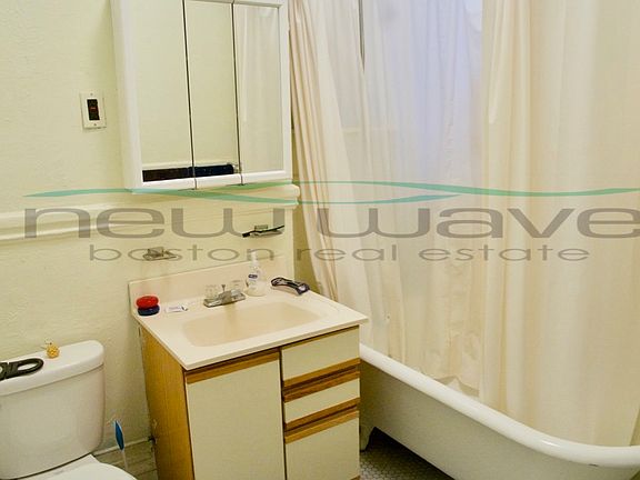 5th image of 32 Queensberry St APT 2