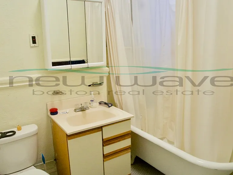 32 Queensberry St #2 — Photo 5