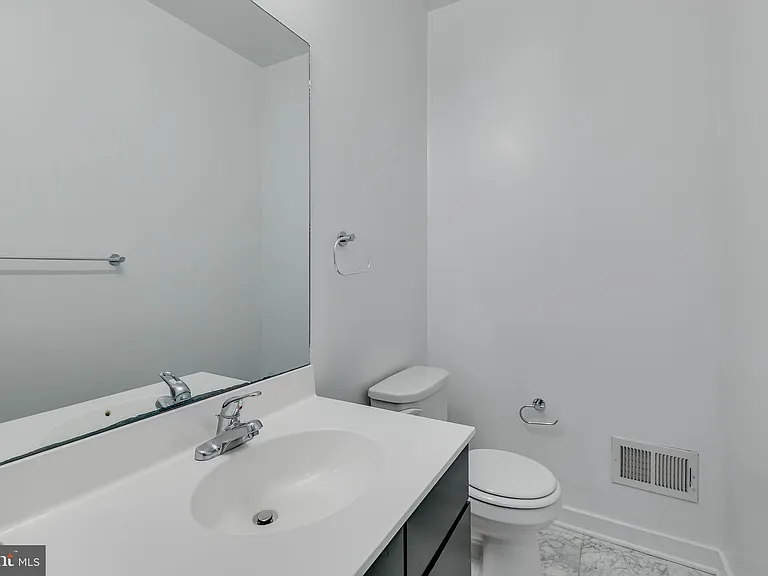 228 W George St #218 — Photo 18