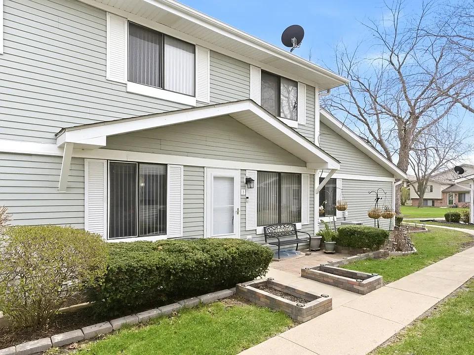 2S734 Winchester Cir W #3
