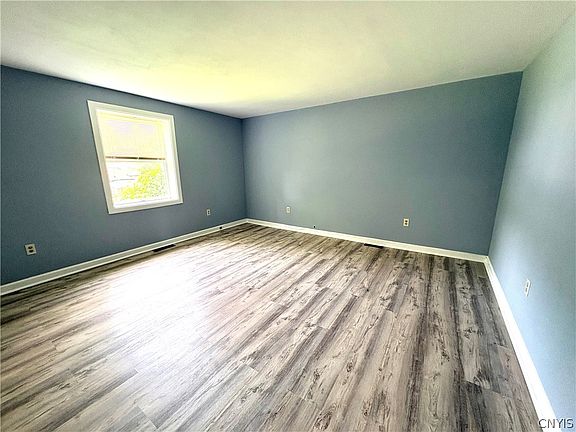 5th image of 17 Cottage St