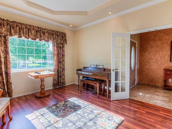 Living Room/Den off Entry