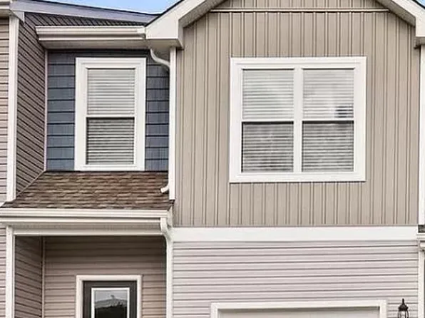 53 Paddington St, Falling Waters, WV 25419