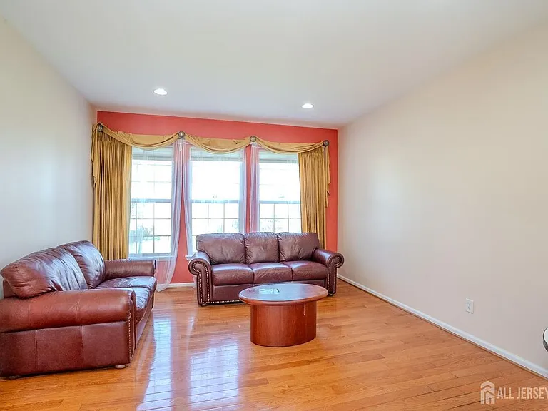 31 Hawthorn Dr — Photo 6