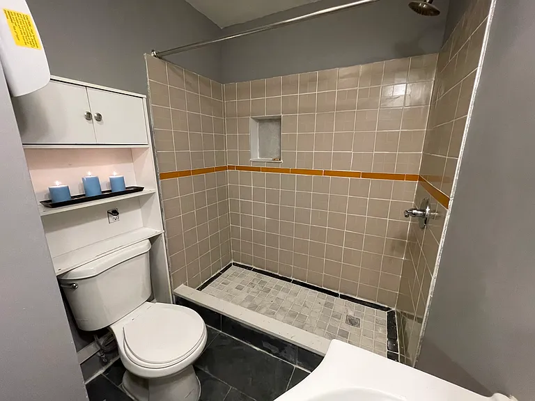 2nd Floor full bath