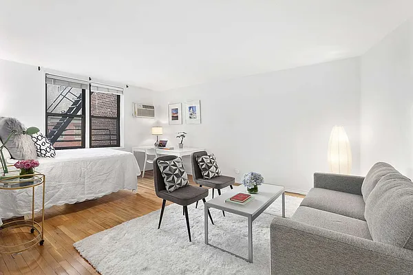 Sold by The SIMPLE Real Estate Co | media 16