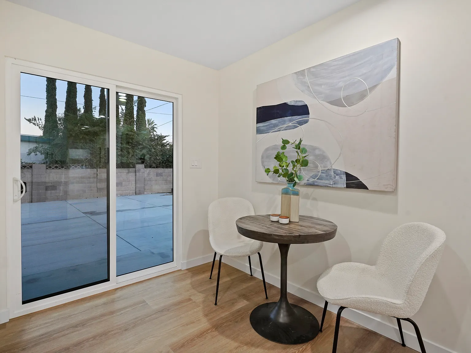 2352 E Delia Ln — Photo 4