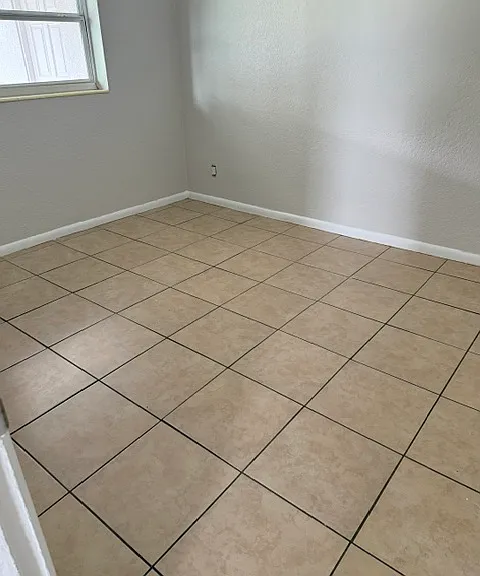 809 Lotus Ave — Photo 2