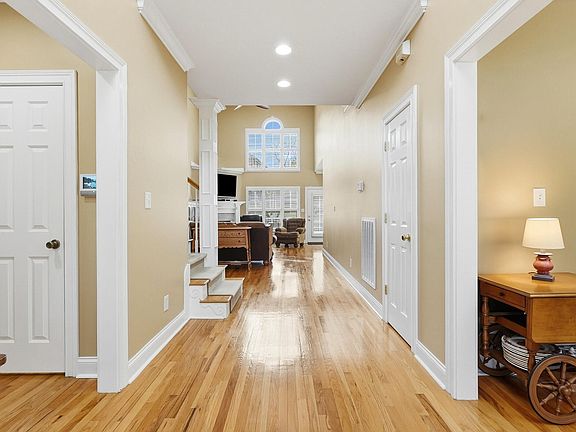 5th image of 105 Overbriar Dr NE