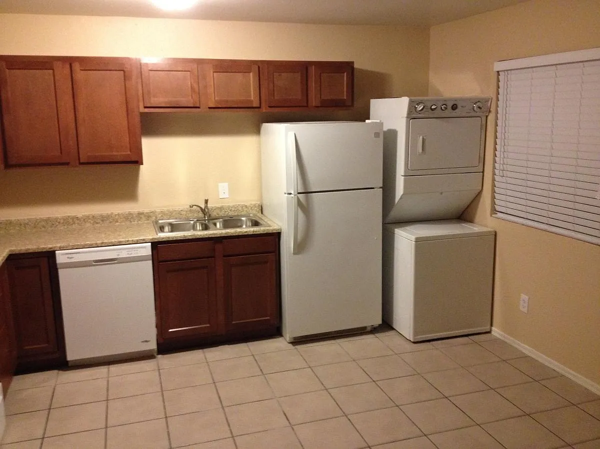 3 bed, 900 sqft, $1,325 — Photo 4