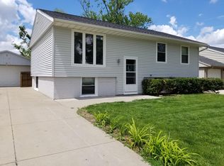 2916 Huxley Ln SW, Cedar Rapids, IA 52404