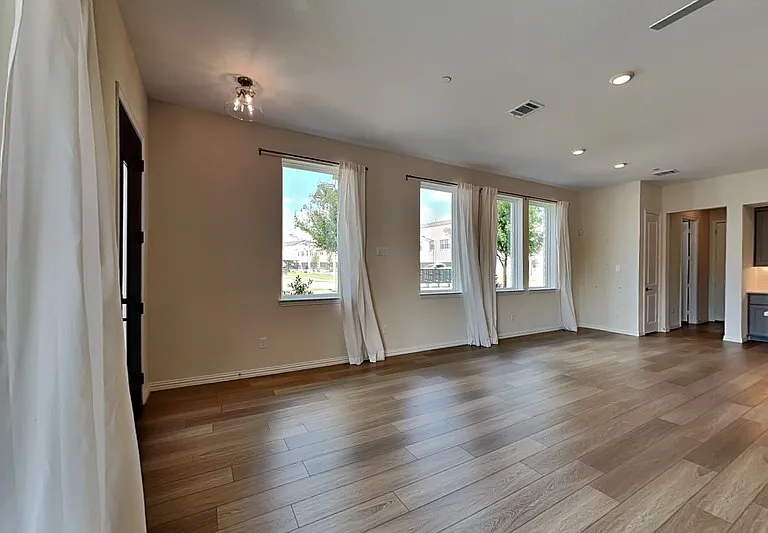 1192 Daybreak Dr — Photo 3