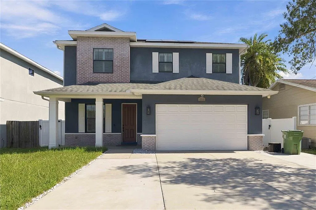 4 bed, 2.5 bath, 2522 sqft, $4,400 — Photo 1