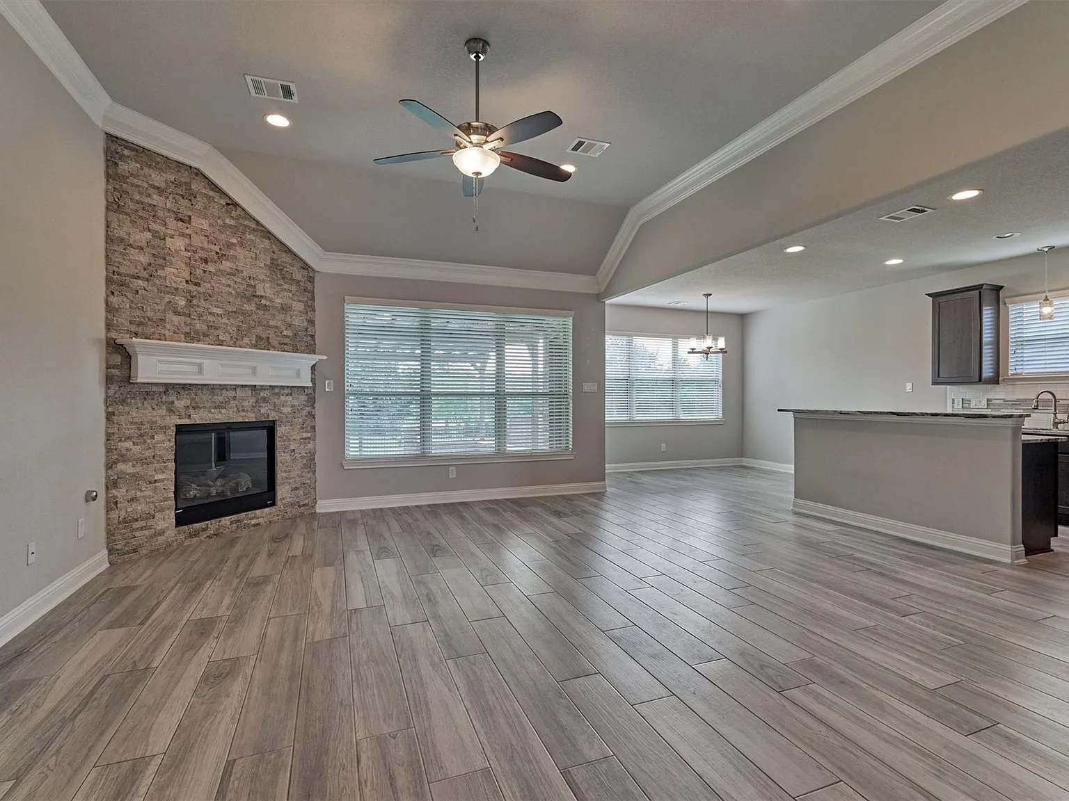 3 bed, 2.0 bath, 1830 sqft, $2,300 — Photo 3