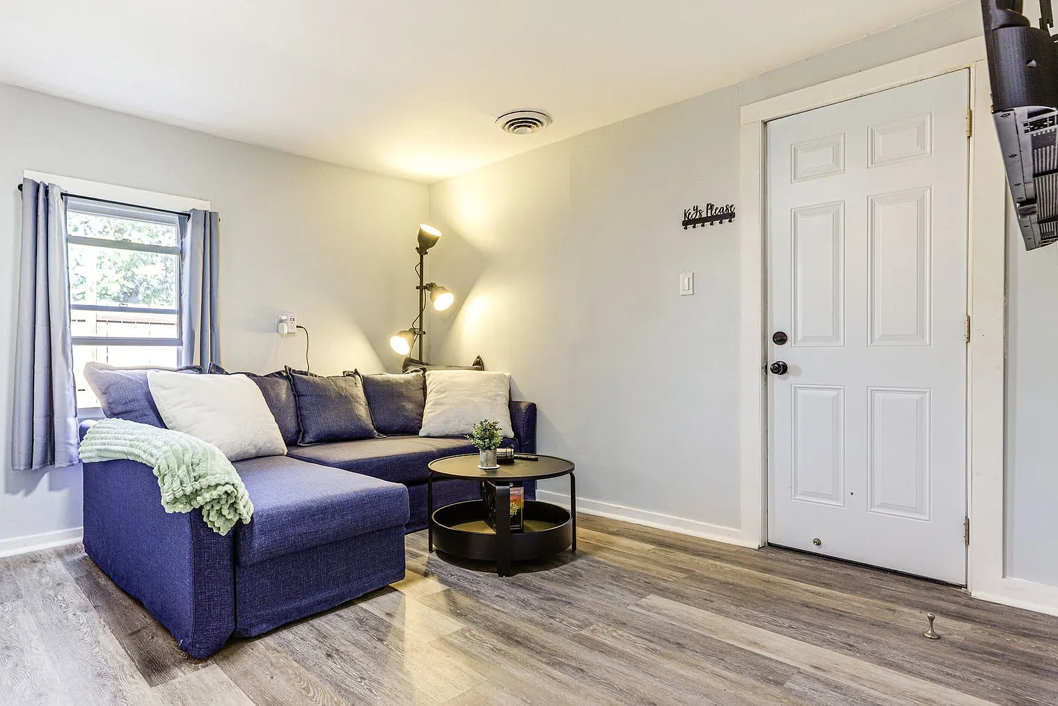 2 bed, 1.0 bath, 1194 sqft, $2,806 — Photo 3