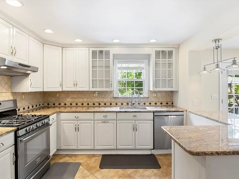 36 Amelia Ave — Photo 8
