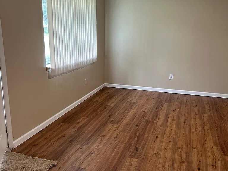 25640 Yale St — Photo 1