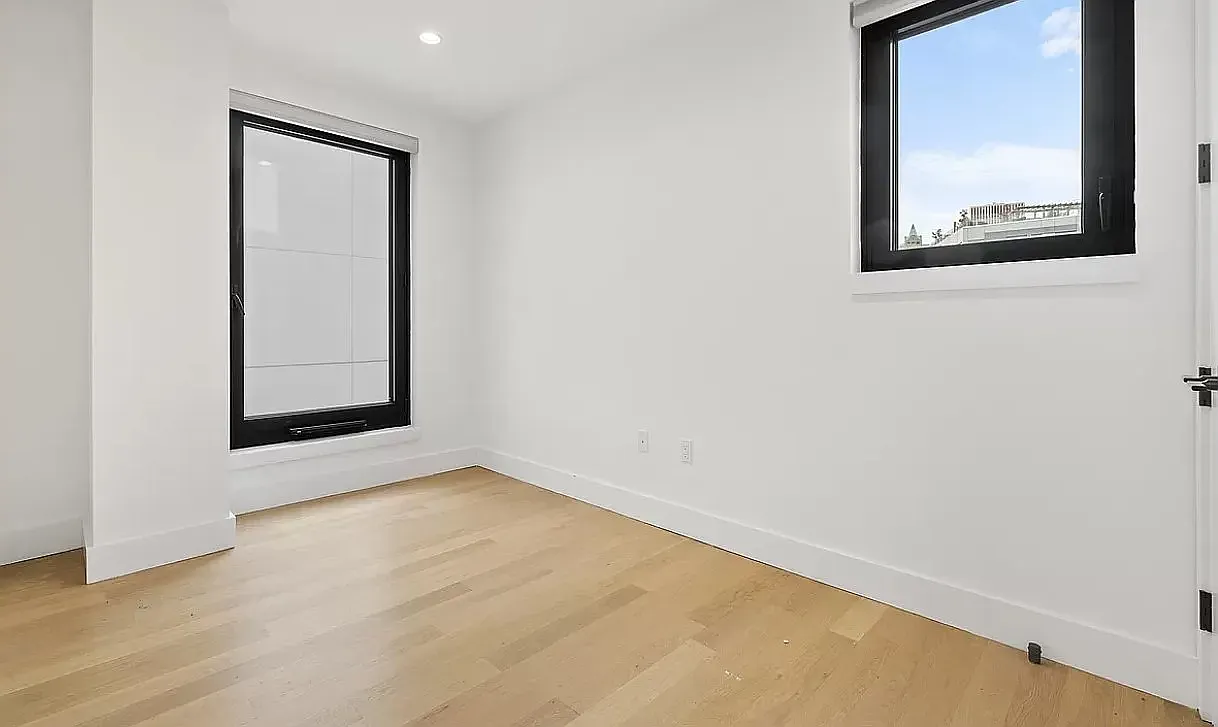 260 Gold Street — Photo 2