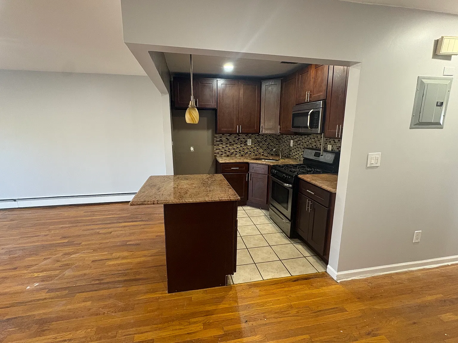 3 bed, 1180 sqft, $3,800 — Photo 4