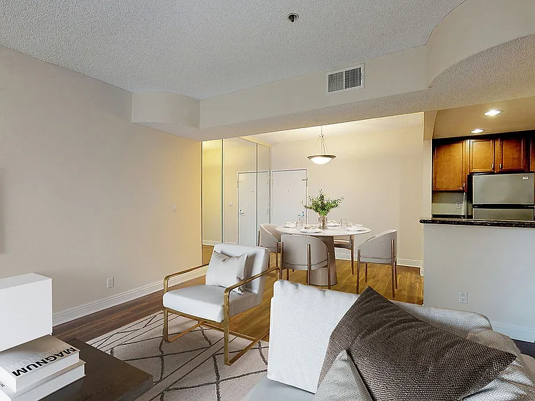 Essex Properties at Miracle Mile — Photo 10