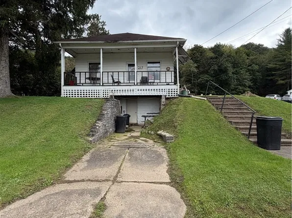 217 2nd St, Bergholz, OH 43908