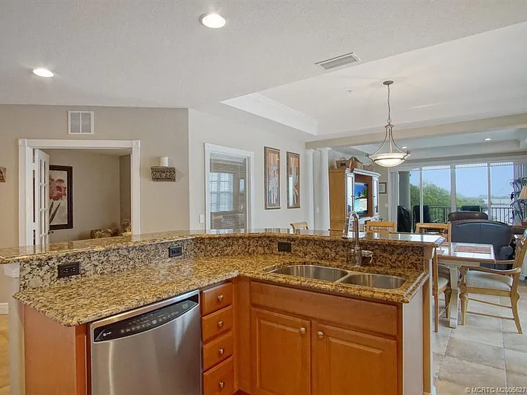 3736 NE Indian River Dr — Photo 6