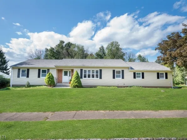 19 Aldersgate Cir, Mount Olive Twp., NJ 07828