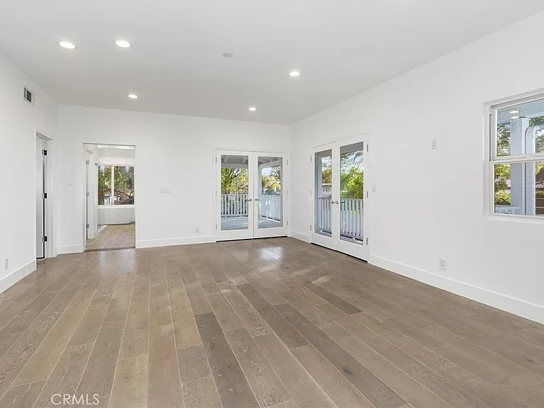 22904 Calvert St — Photo 26