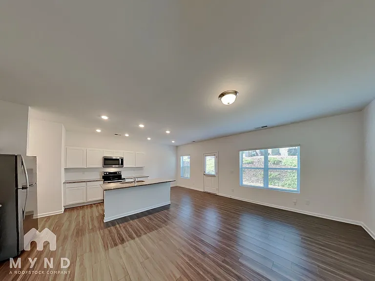 1392 Ben Park Way — Photo 2
