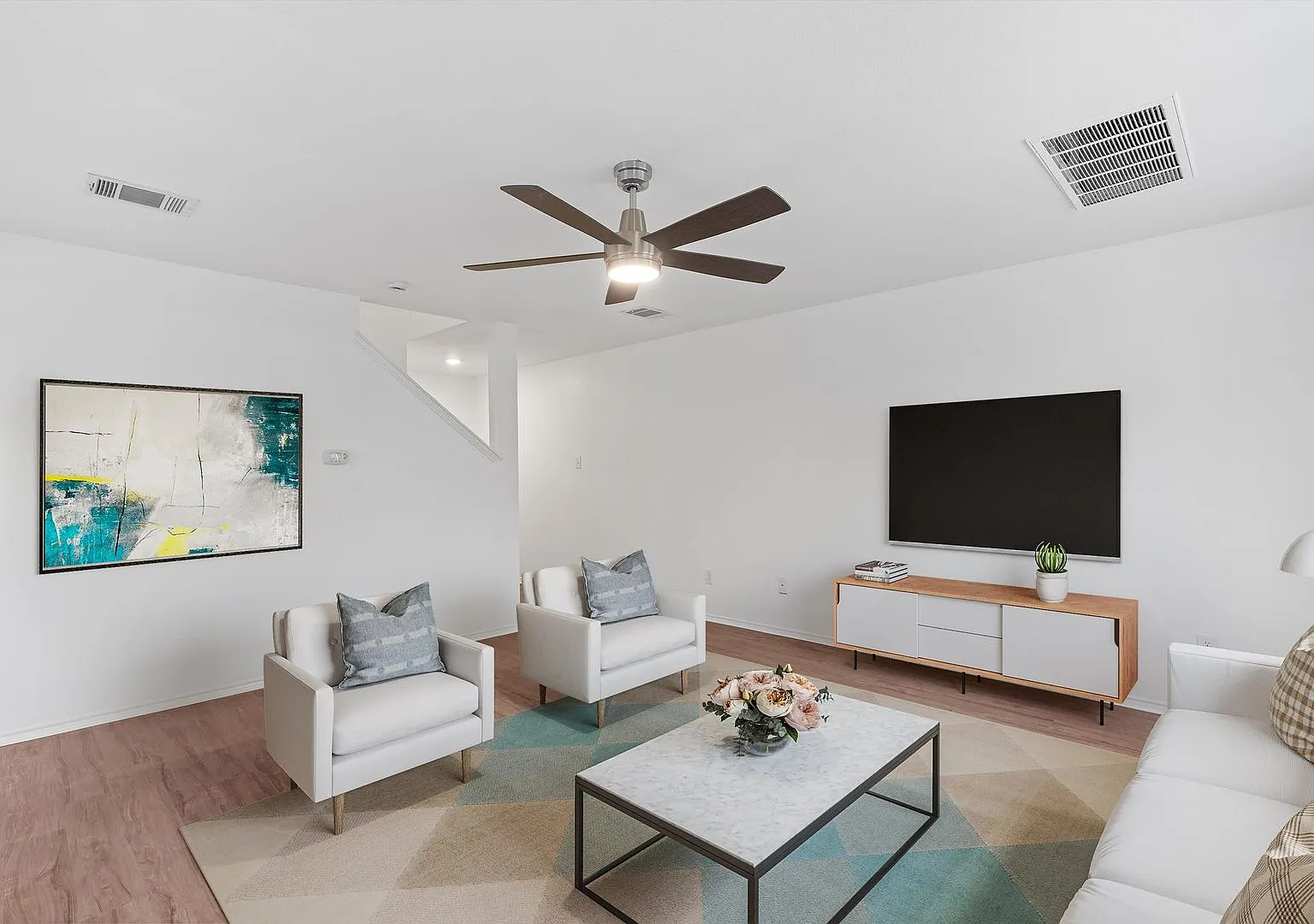 One Month Free Rent + 50% Off Security Deposit! — Photo 3