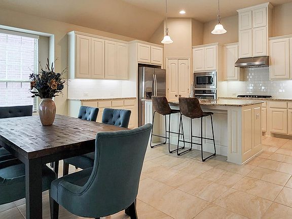 3rd image of 325 Palamedes St