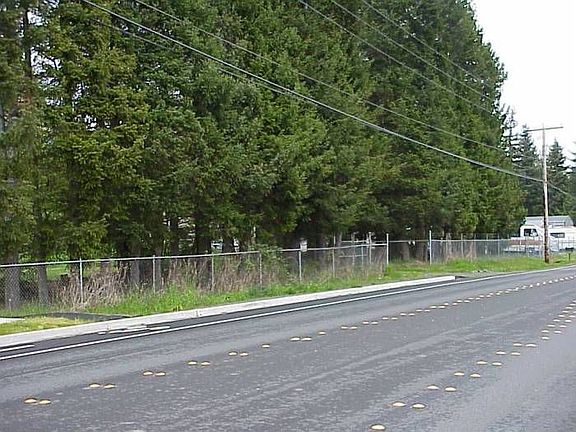 Entrance between gates