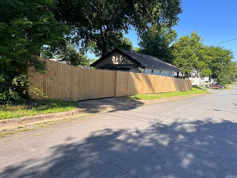2501 S Maple St — Photo 27