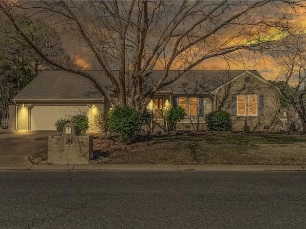 320 Windlesham Dr, Chesapeake, VA 23322