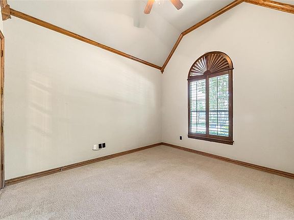 5th image of 211 La Fontaine Ln