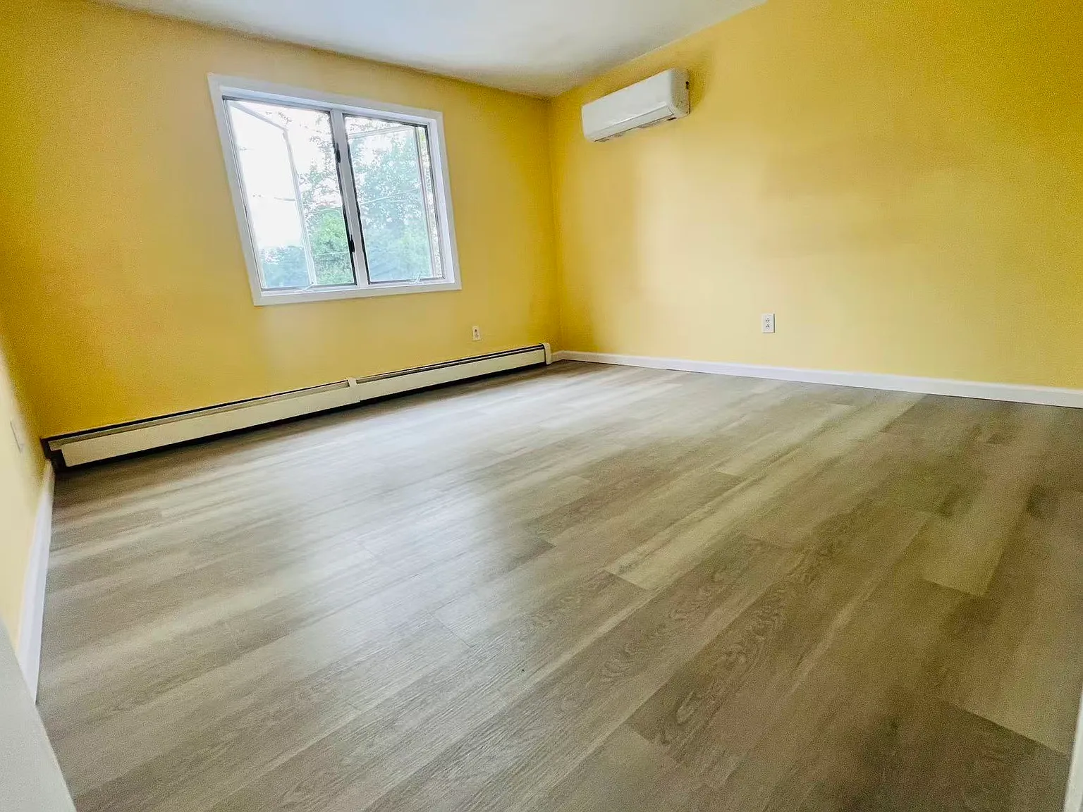 Farmedge Rd, Levittown — Photo 4