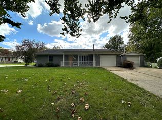 221 Rowe Dr, Bloomington, IL 61701