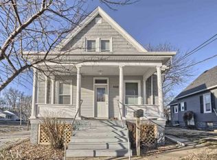 1113 W Oakland Ave, Bloomington, IL 61701