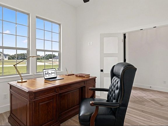 4th image of 104 Prairie Winds Dr