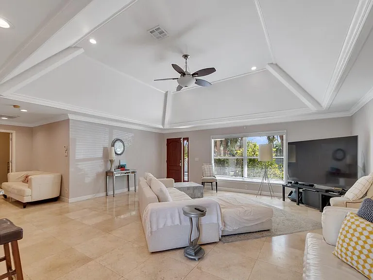 527 E Causeway Blvd — Photo 4