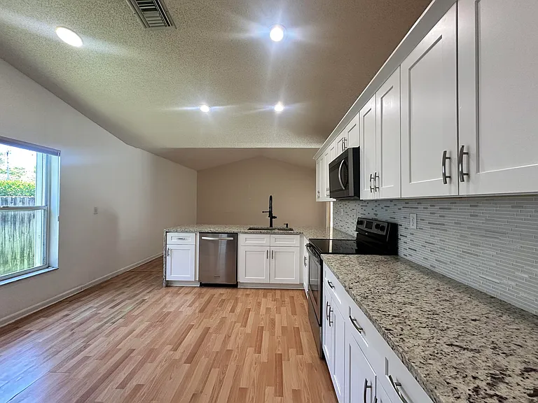 9825 NW 54th Pl — Photo 3