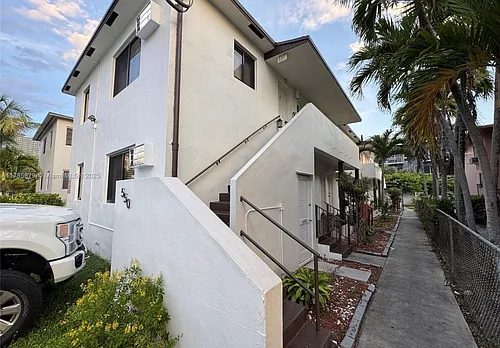 550 SW 10th St #7 Photo 1