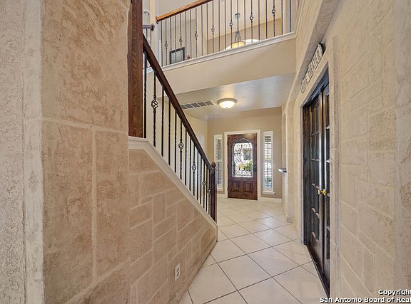 4th image of 1135 Lion Way