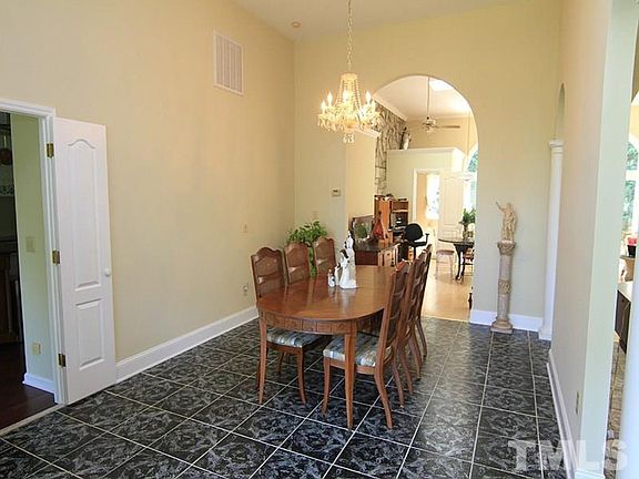 5th image of 2541 Millbrook Dr