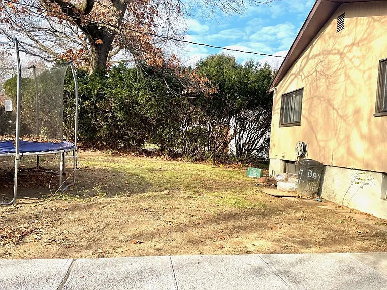 Bayview Ave — Photo 18