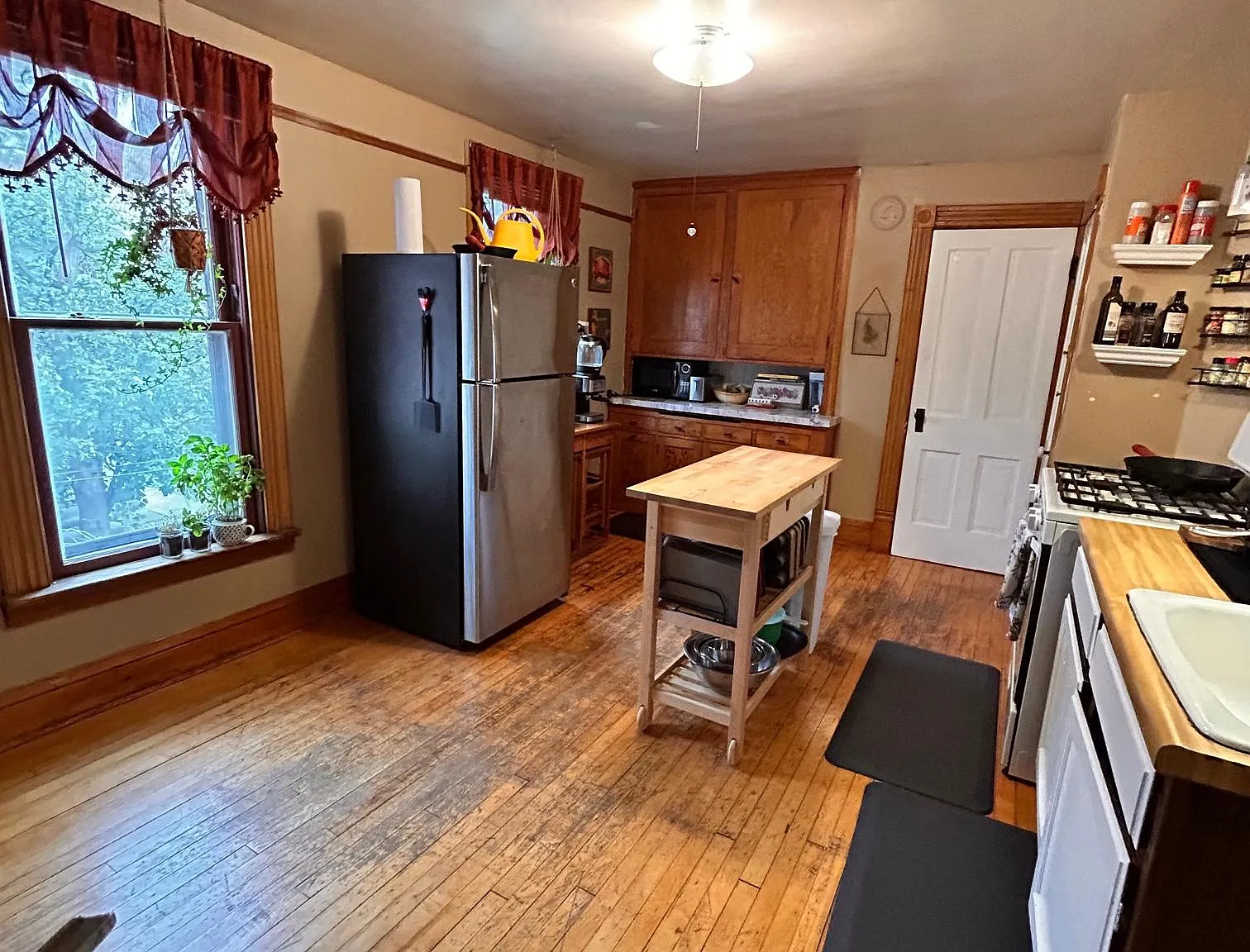 1097 22nd Ave SE — Photo 2