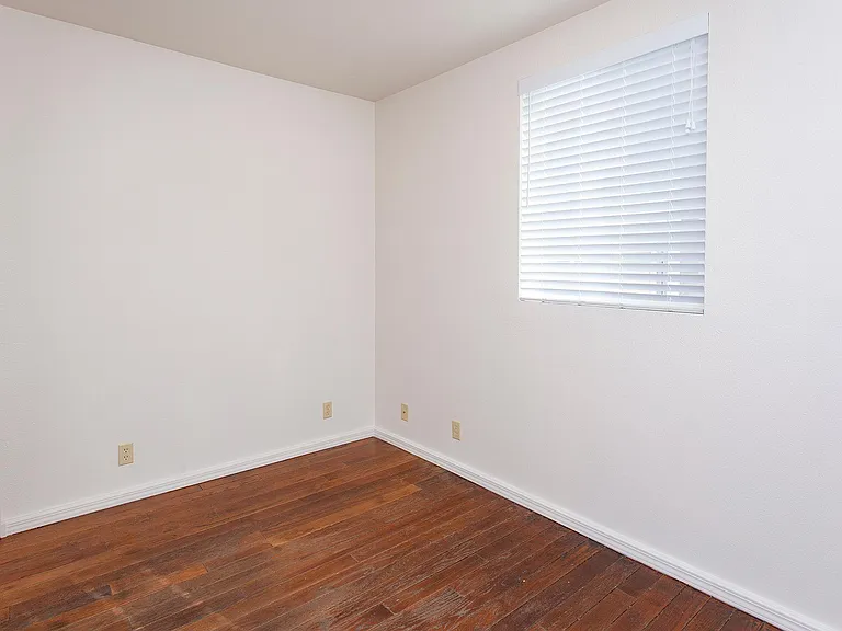 425 Stewart St — Photo 19