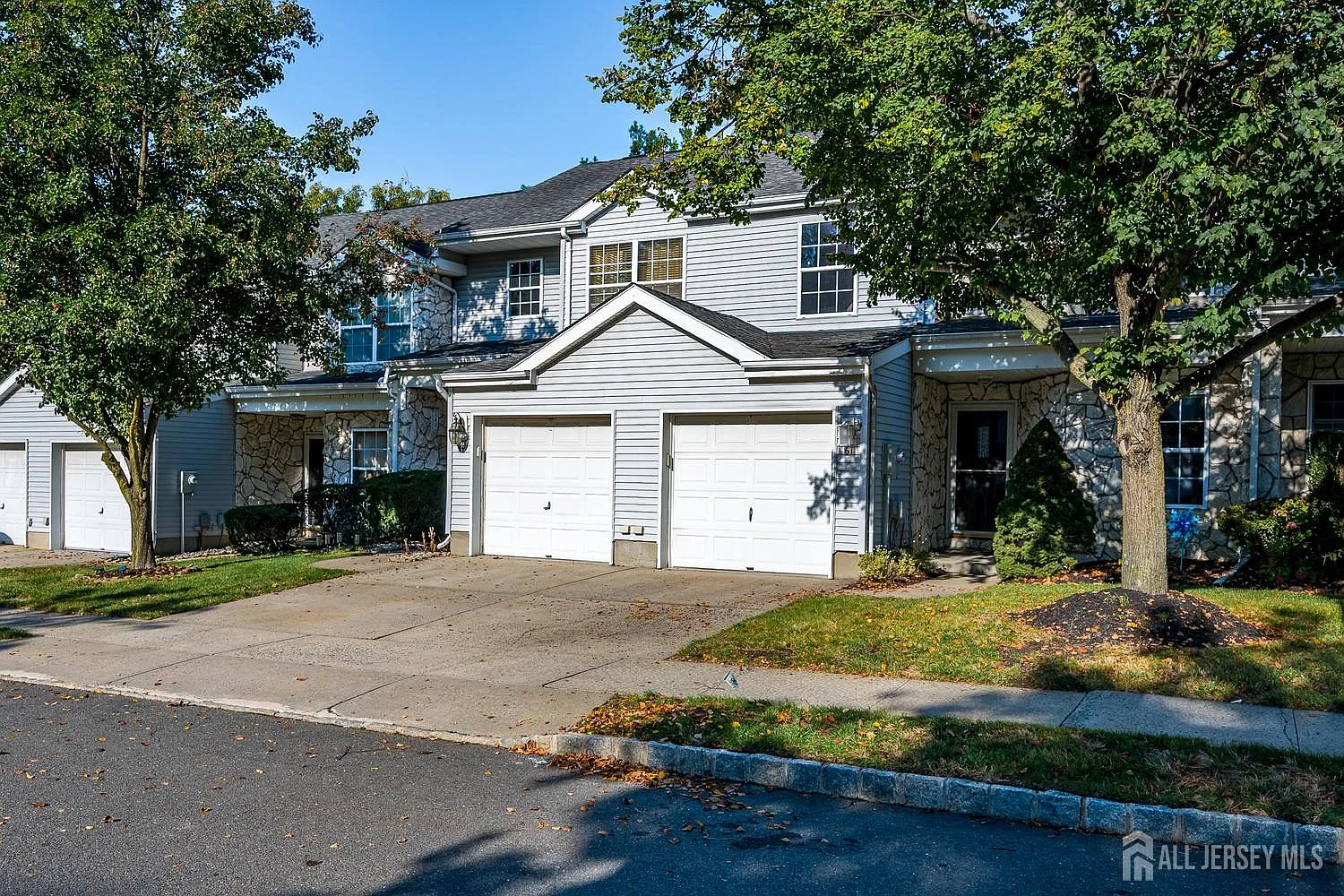 3 bed, 2.5 bath, 1627 sqft, $3,300 — Photo 2